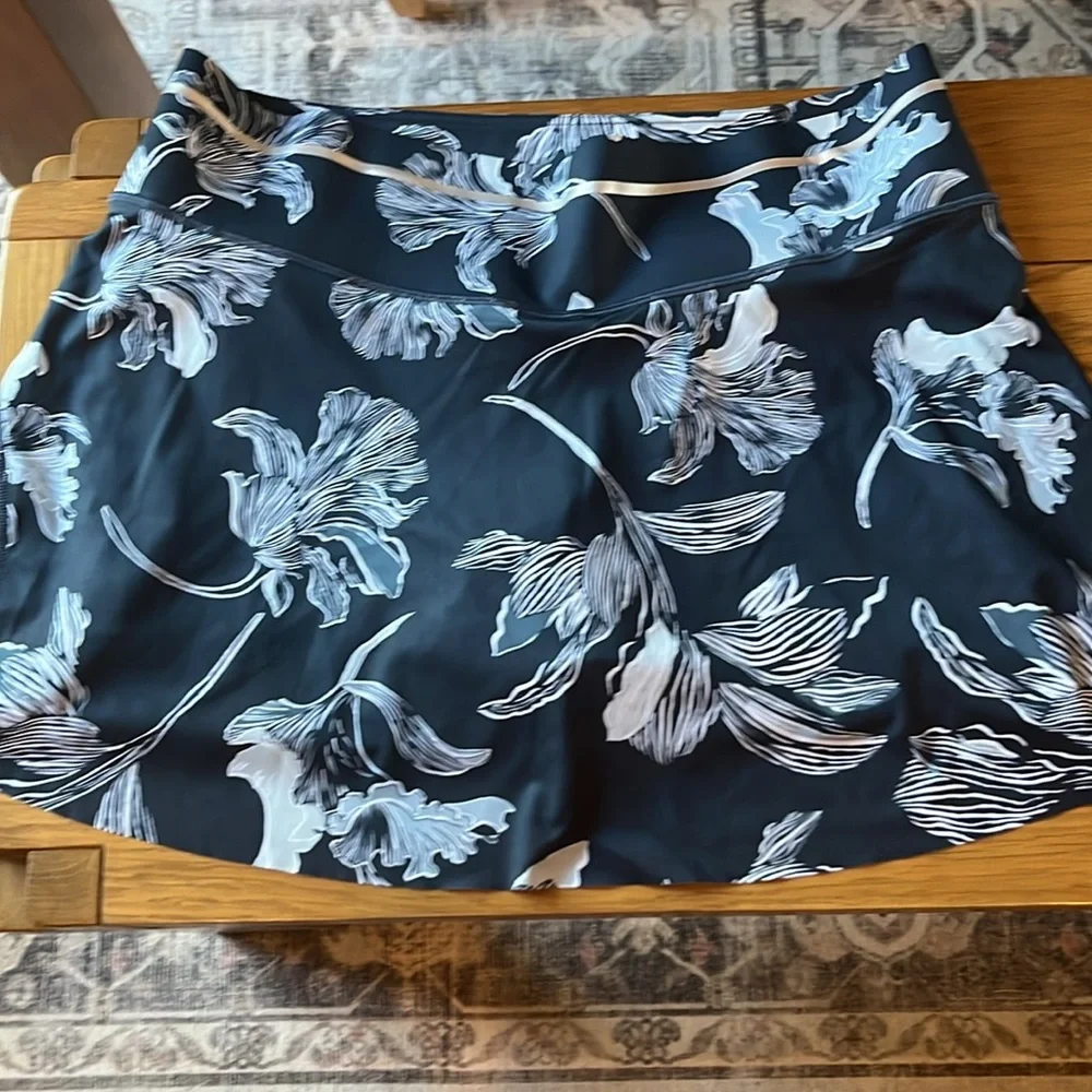 EUC Athleta athletic navy floral skirt, size Large